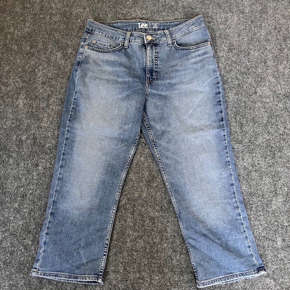Lee Women's Regular Fit Capri Jeans Mid Rise Medium Wash Blue Size 10M - Picture 2 of 8